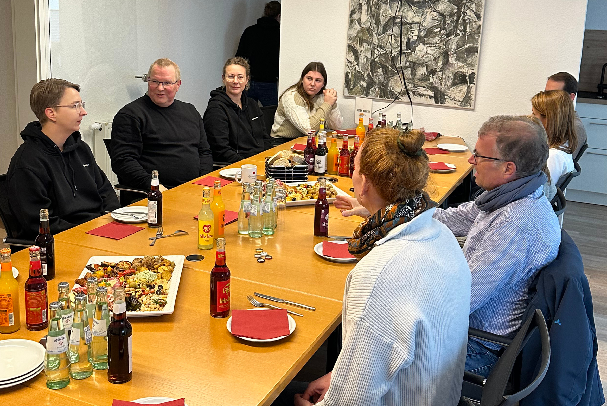 Erholung beim gemeinsamen Mittagessen Erholung beim gemeinsamen Mittagessen